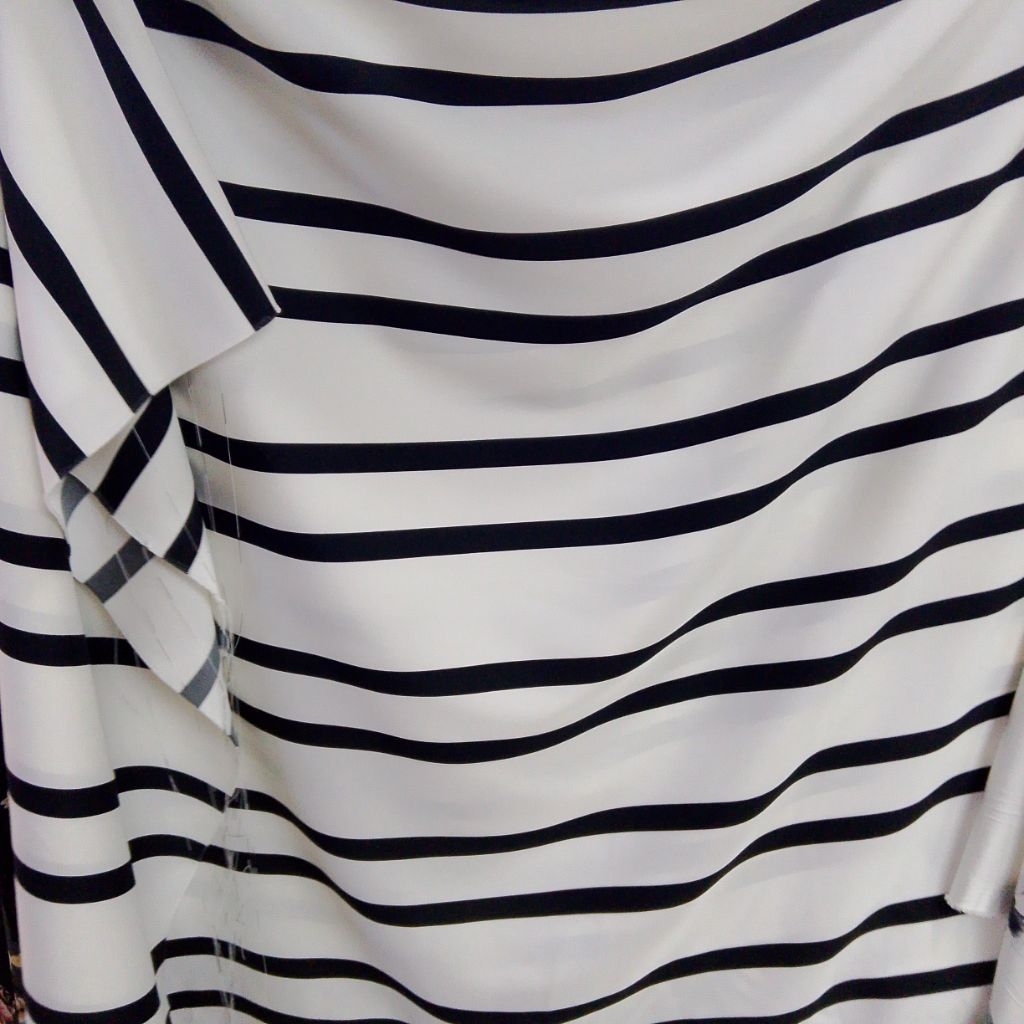 Kain Satin Silk Motif Salur Hitam Putih Premium – Bahan Jahit Dress, Gamis, Blouse Lq