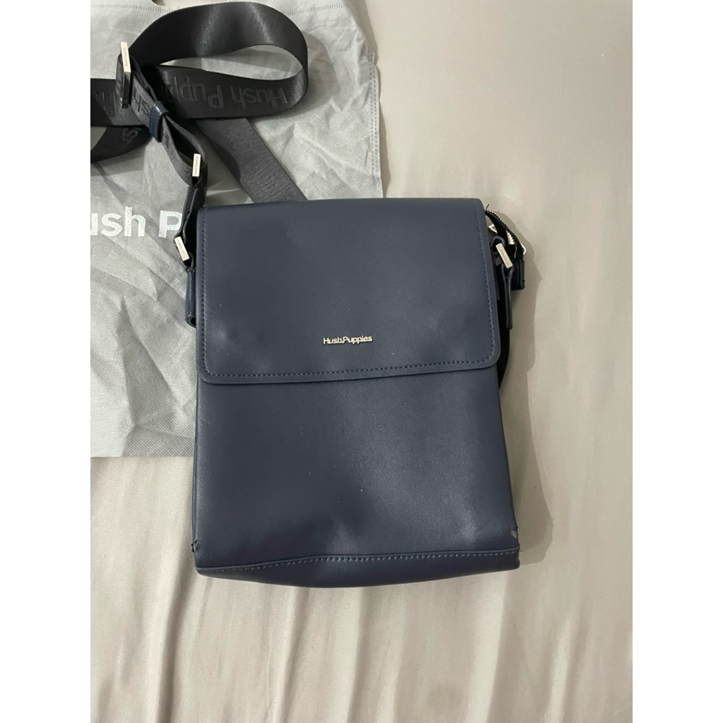 tas pria selempang hush puppies navy