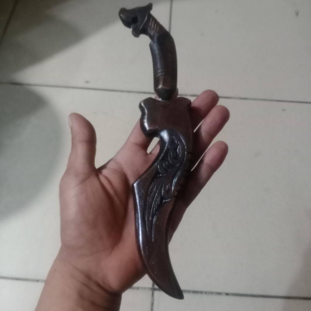 kujang Kuningan ukiran lafadz suvenir Sunda kayu ukir