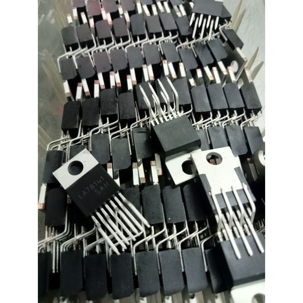 Ic LA 78141 ic vertikal