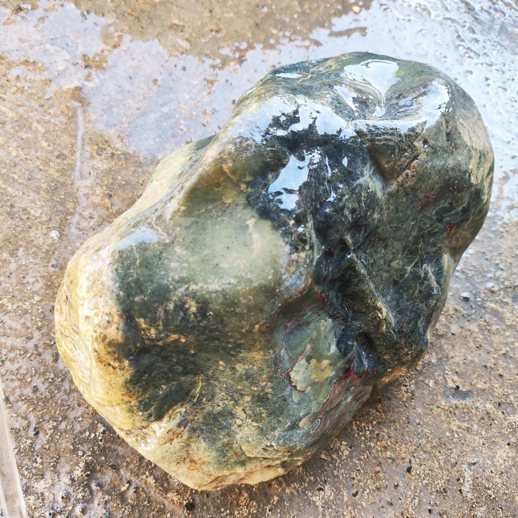 bongkahan batu Giok Nephrite tunggal