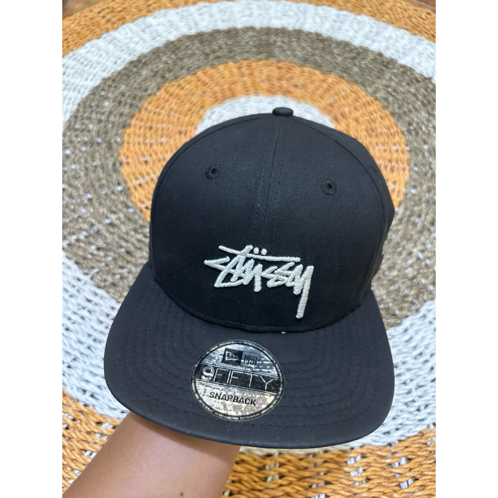 Topi New Era X Stussy