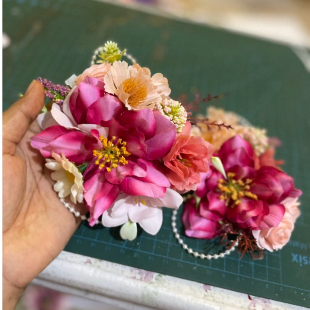 (SEPASANG) FLOWER CLIP TOGA DAN SELEMPANG WISUDA MEDAN