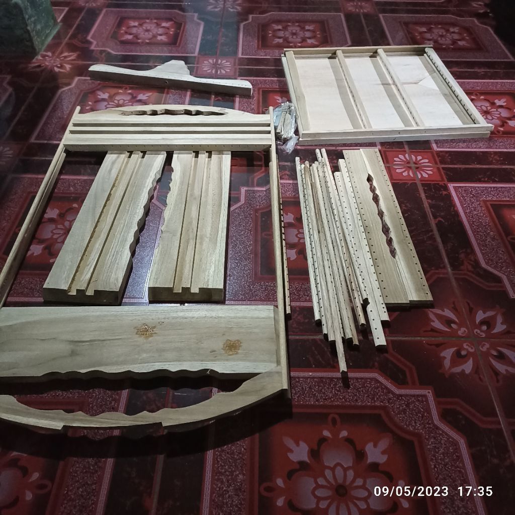 sangkar burung tiang kayu