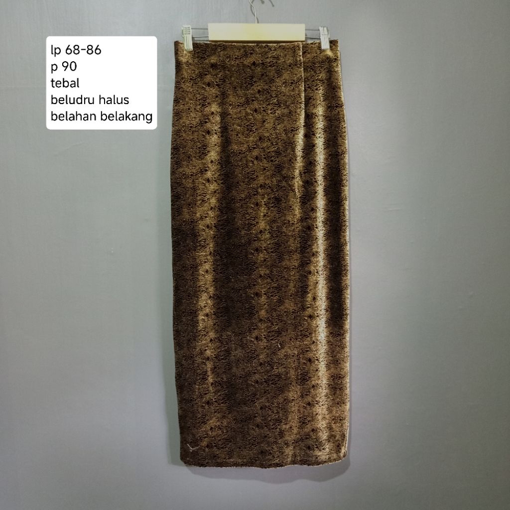 PRELOVED Rok Velvet Beludru Brown Gold Pencil Stretch Span