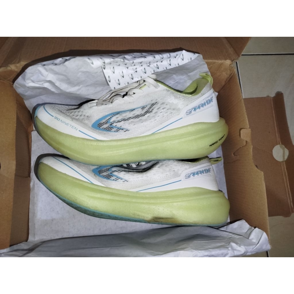 preloved/second nineteen 910 aurorun stride putih gading uk 40