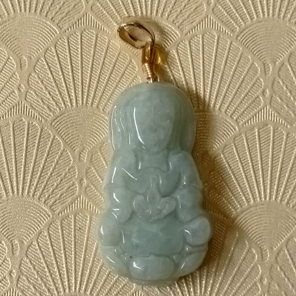 Giok Burma liontin Guan Yin Lebih tebal