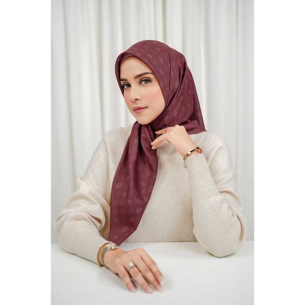 Buttonscarves monogram voile square - cranberry