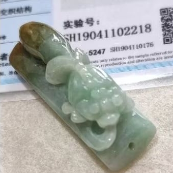 2218 Liontin giok jadeite fulushou berukir ikan arwana- giok asli  Ukiran  Ikan Arwana bersertifikat