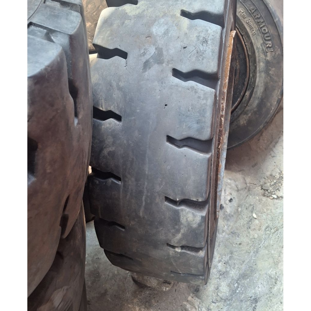 ban solid forklift 8.25-15 bekas