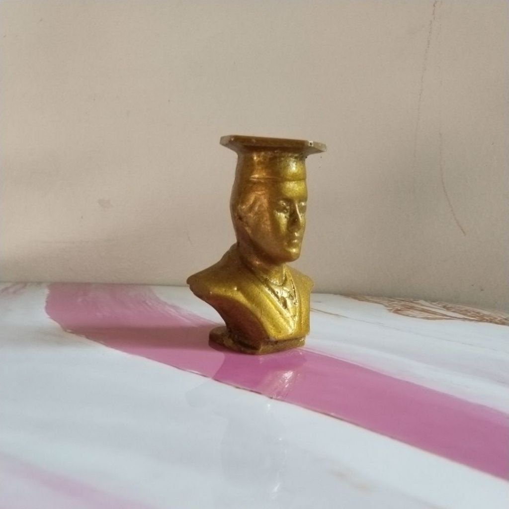 KEPALA PATUNG WISUDAPLAKAT KAYU, VANDEL KAYU, PLAKAT WISUDA, PLAKAT MURAH, PLAKAT AKRILIK, PLAKAT MA