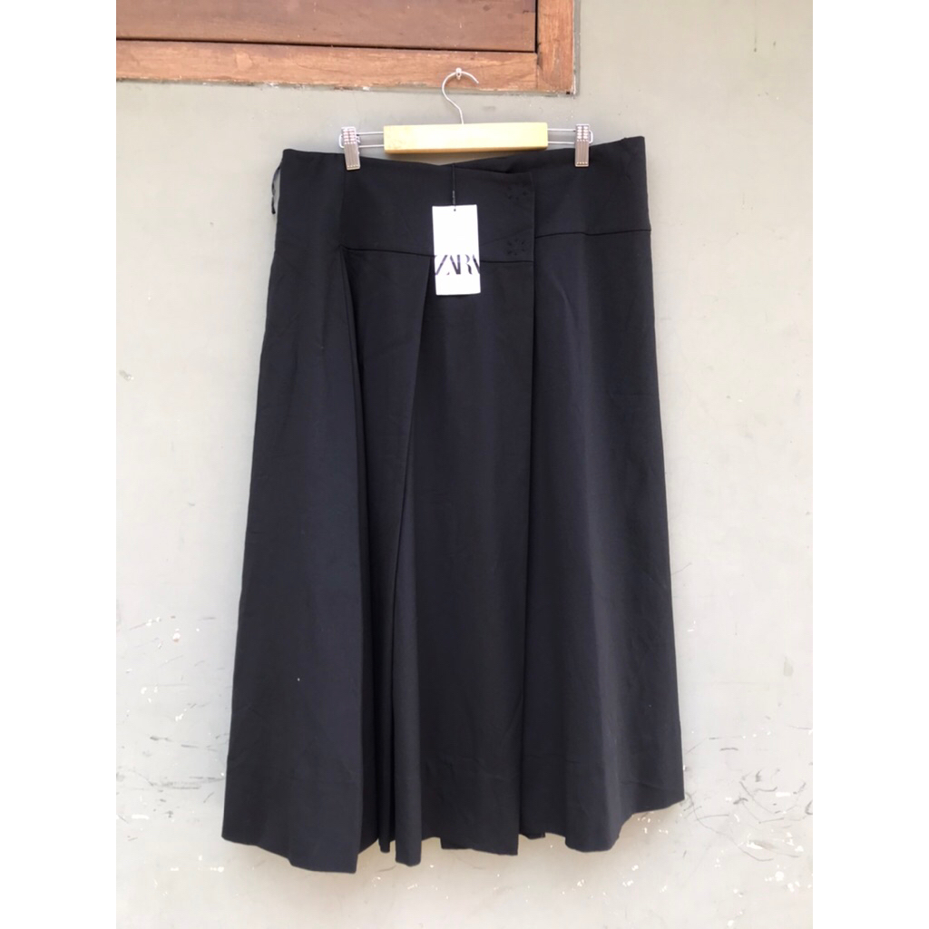 preloved ROK ZARA ORIGINAL-PRELOVED NEVER BEEN USED-Rok zara original-rok zara second-preloved with 