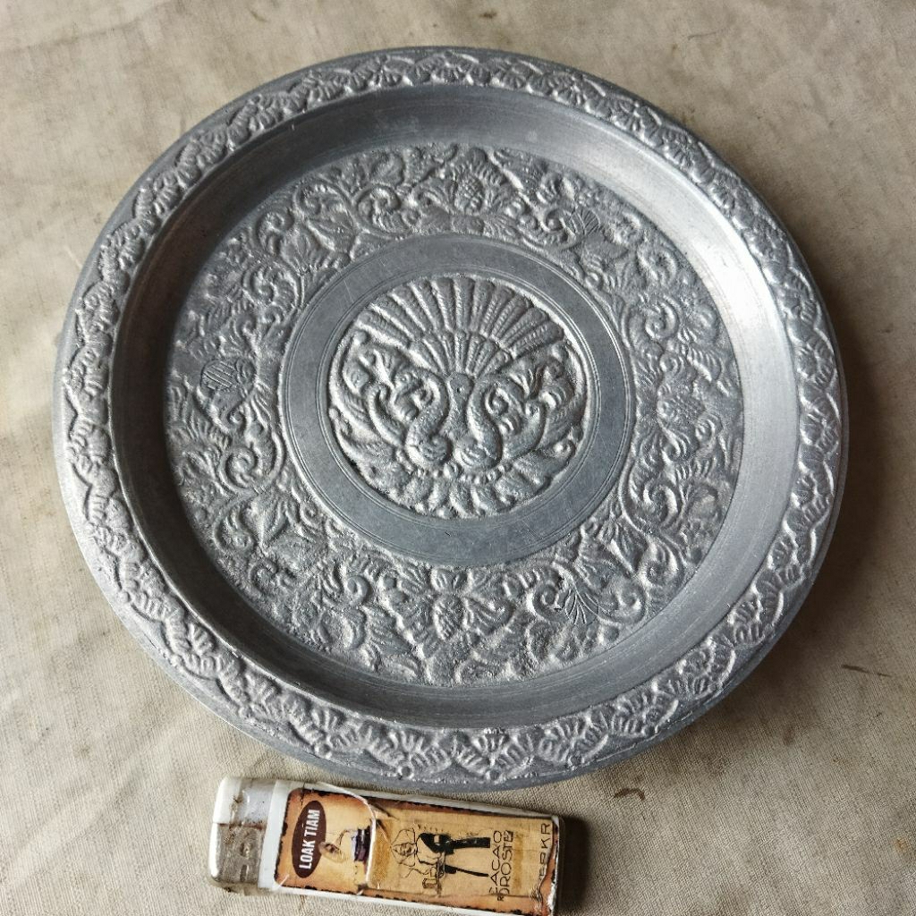 Pajangan Vintage Nampan Bulat Aluminium Ukir Merak