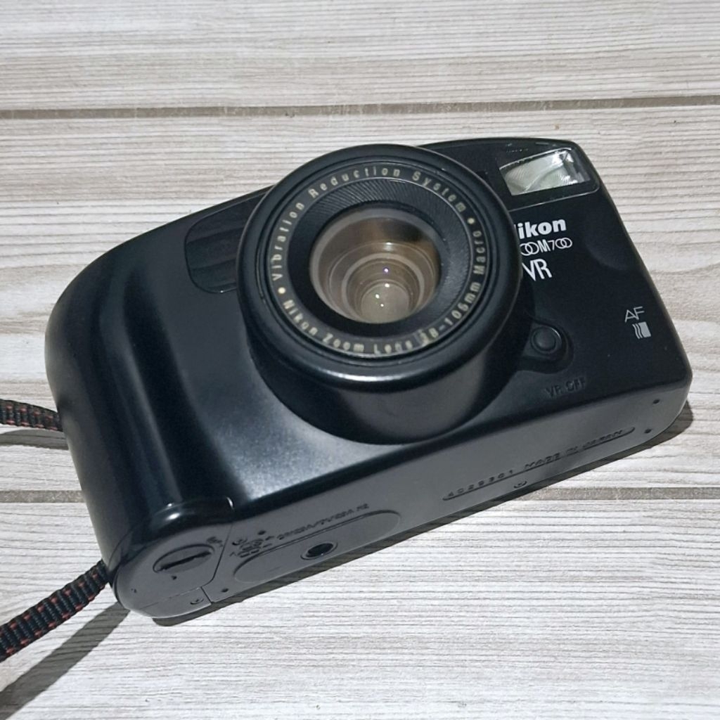 Kamera Analog Nikon Zoom 700 VR Zoom Touch 105 VR