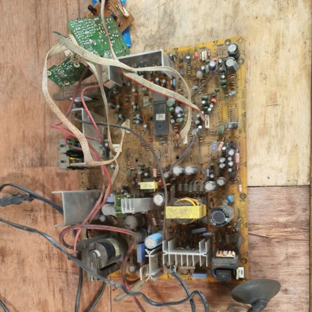 Mesin tv POLYTRON slim  21 inch menyala