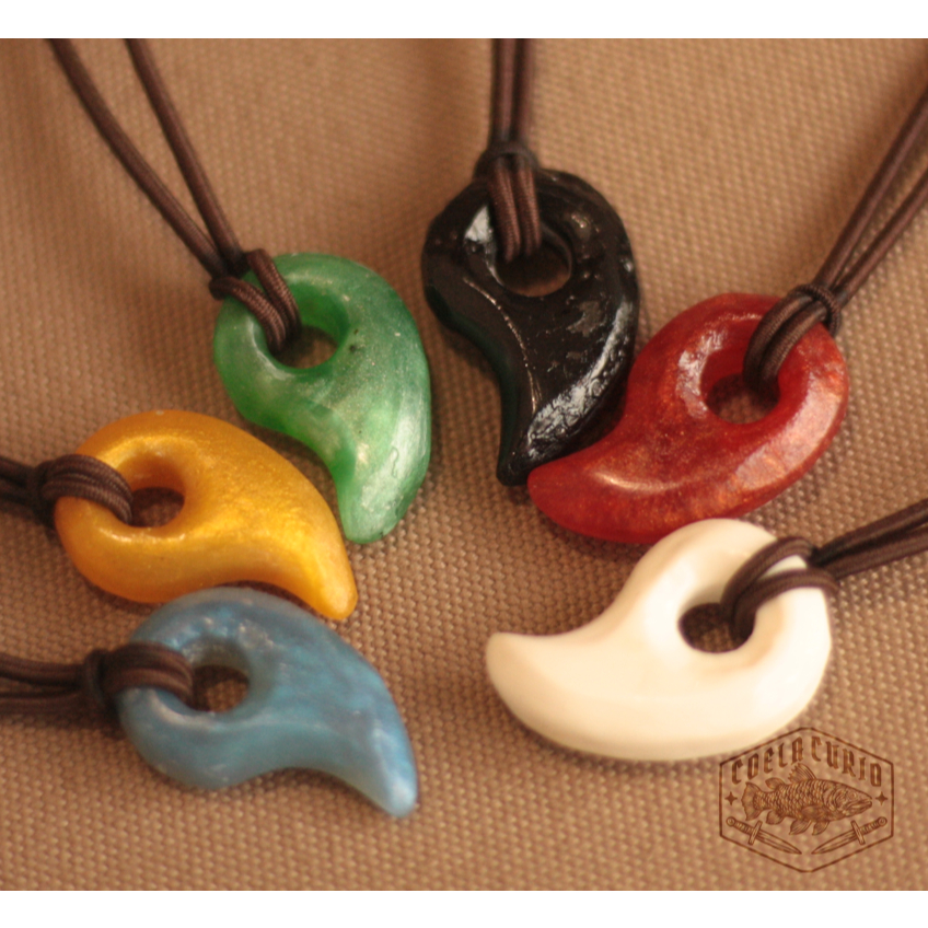 [CoelaCurio] Kalung Resin Magatama Kecil Aksesoris Cosplay Handmade tali karet 60cm