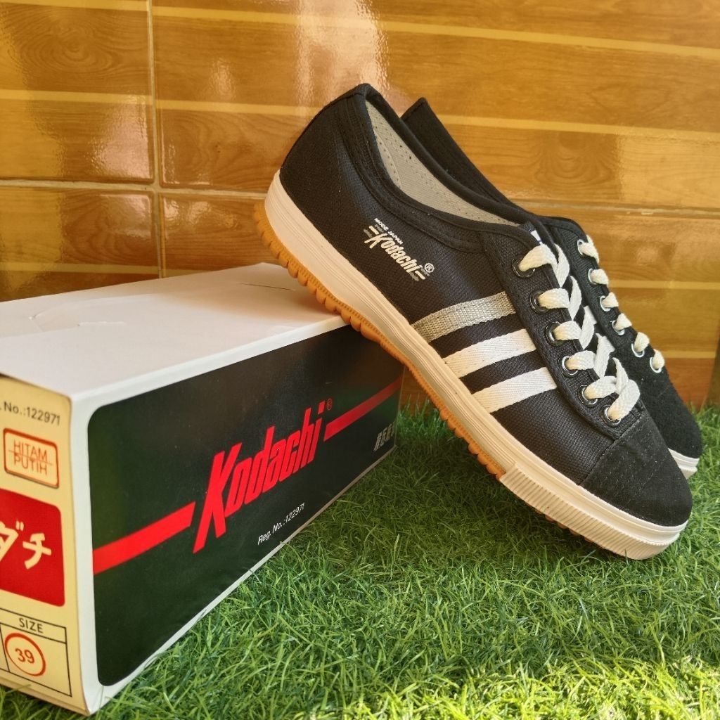Sepatu Sneakers Casual Sport Kodachi 8111 Hitam Putih Original Pria Wanita Size 37-43