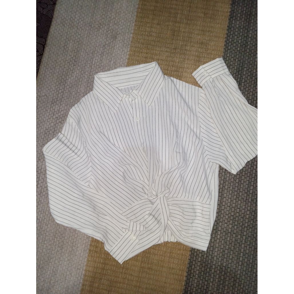 Kemeja garis garis putih