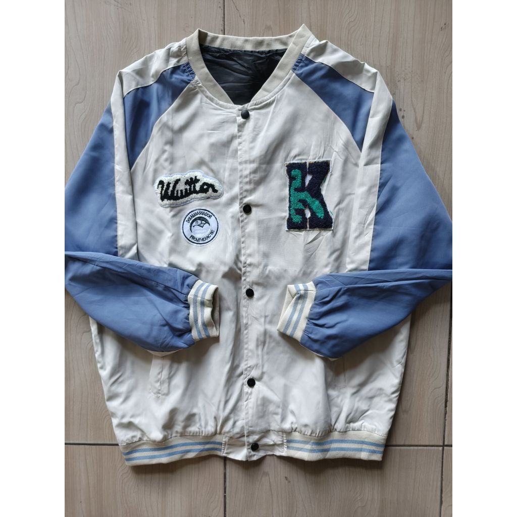 Jacket Varsity Merek Gepedtadle Warna Abu Cerah Lis Biru Bahan Satin Premium Berpuring Variasi Click