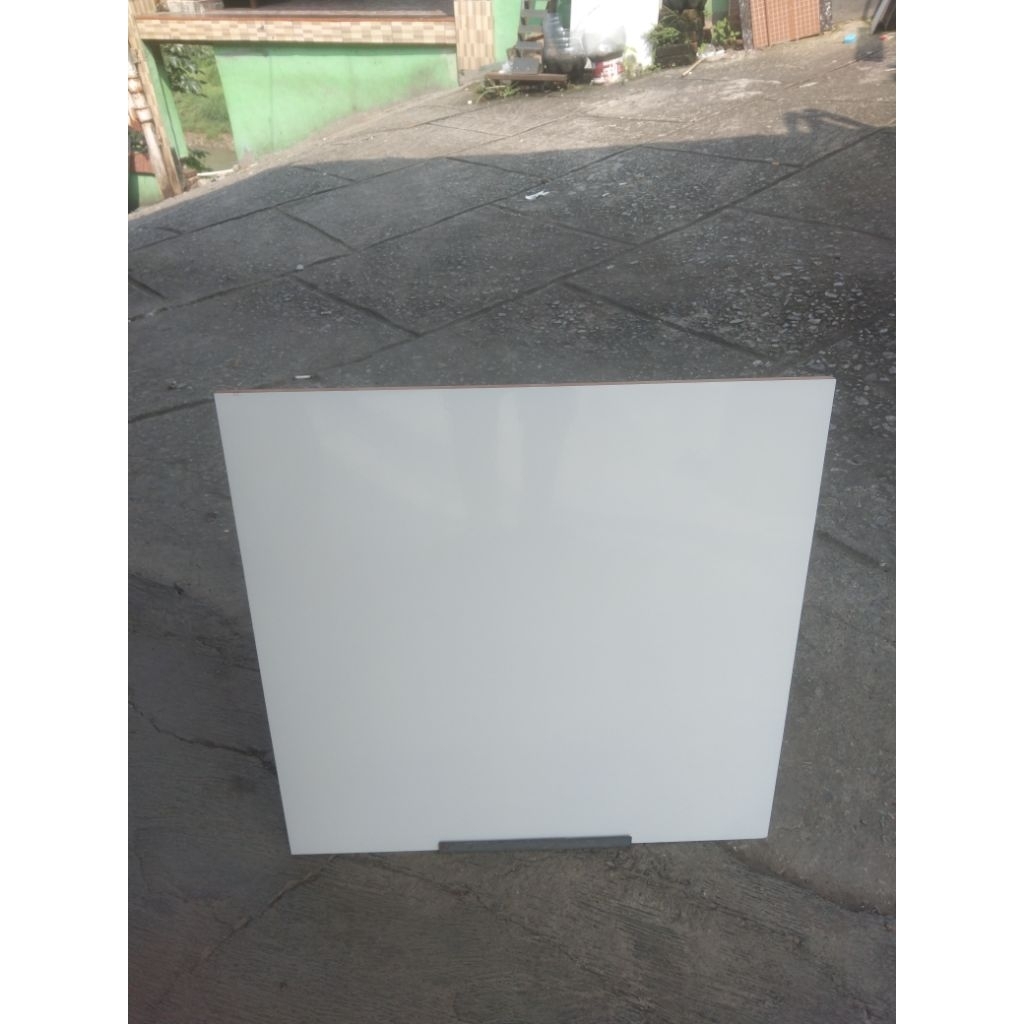 keramik cating 50x50 putih polos