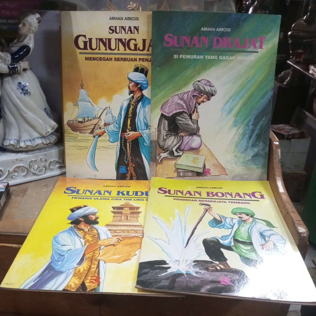 buku sejarah anak ,ada 4 buku , sunan gunung jati , sunan kudus , sunan drajat , sunan bonang.