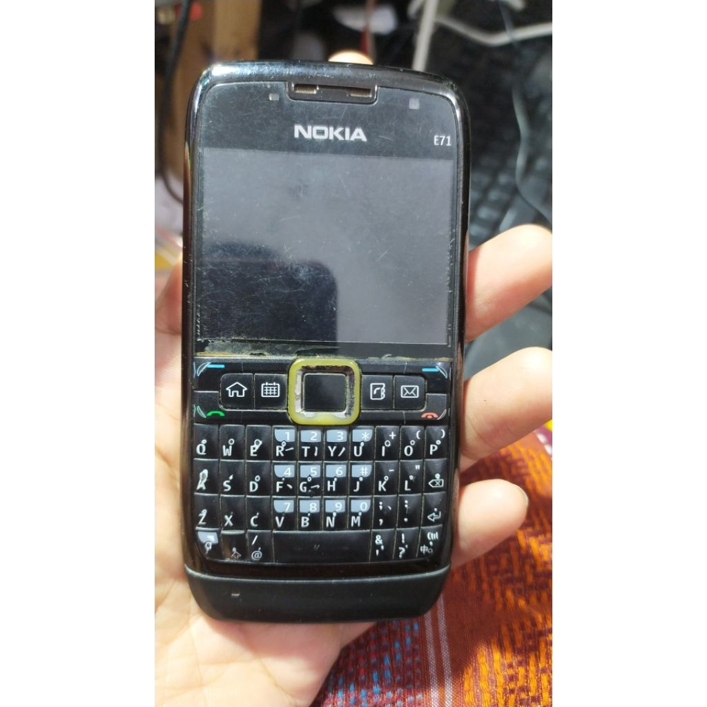 HP NOKIA E71 GETAR DOANG ANGGAP AJA JUAL BAHAN ATAU MAU DI PERBAIKI SILAHKAN