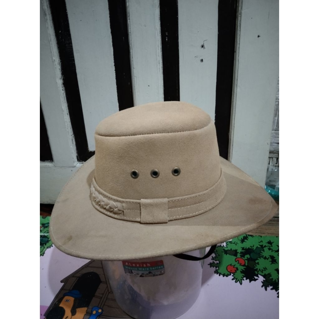 topi coboy kulit sapi
