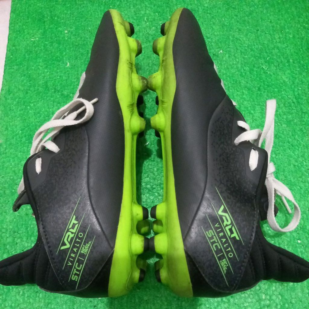 Sepatu bola Kipsta Viralto grey tapak hijau