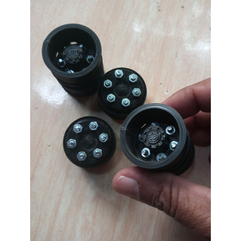 velg miniatur truk RC skala 14/ diameter 3,2 cm