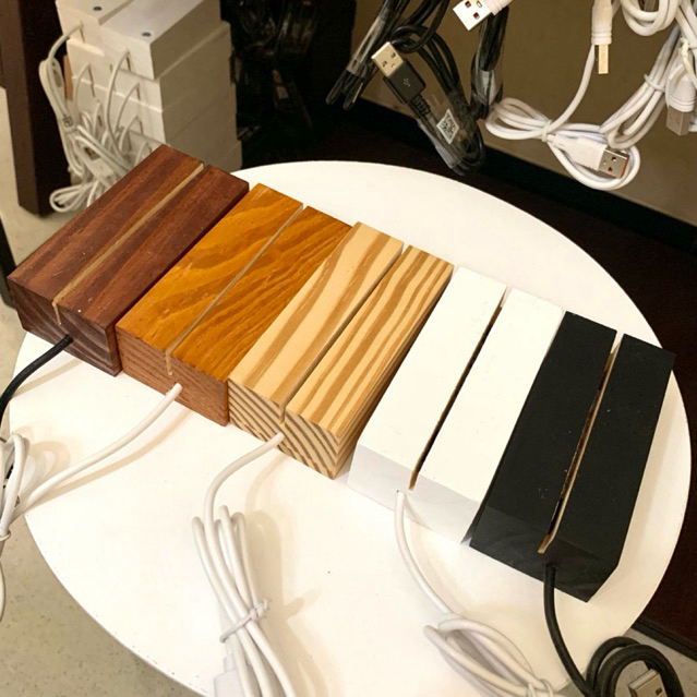 STAND KAYU AKRILIK KOTAK UKURAN A6 (10.5 CM) KAYU JATI BELANDA LAMPU LED KABEL USB / DUDUKAN AKRILIC