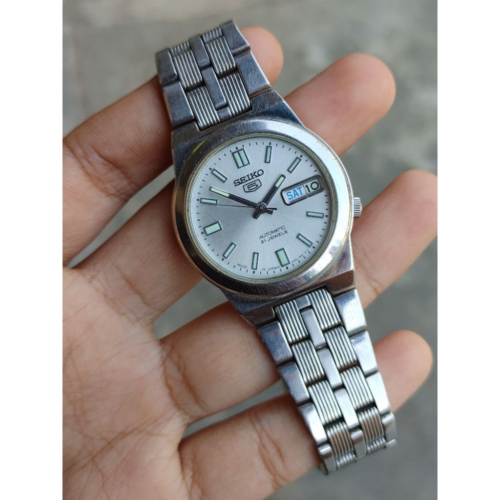 Jam tangan seiko 5 automatic white sunburst dial caliber 7S26 01R0