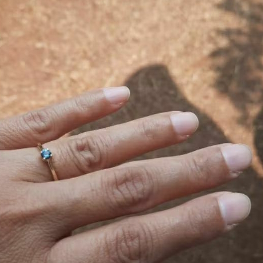 Cincin emas dengan Australian Blue Sapphire NBU