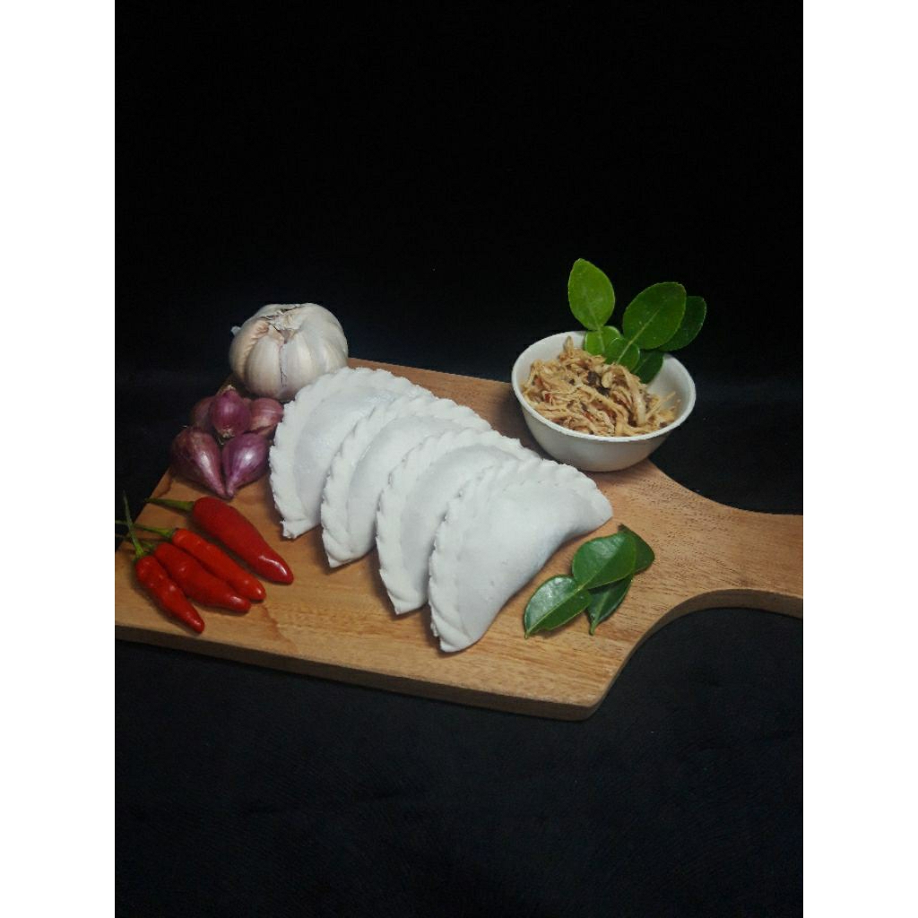 Cireng isi suwir ayam pedas daun jeruk