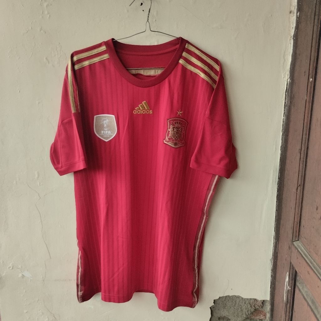 Kaos Bola Ads Spain 2010 FIFA Champions Soccer Jersey - Maroon/Gold Original