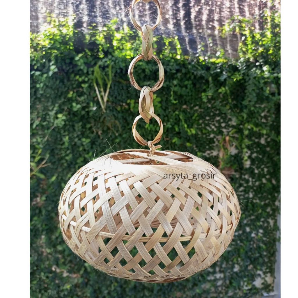 Kap lampu gantung / Kap lampu anyaman bambu dekorasi kafe aesthetic