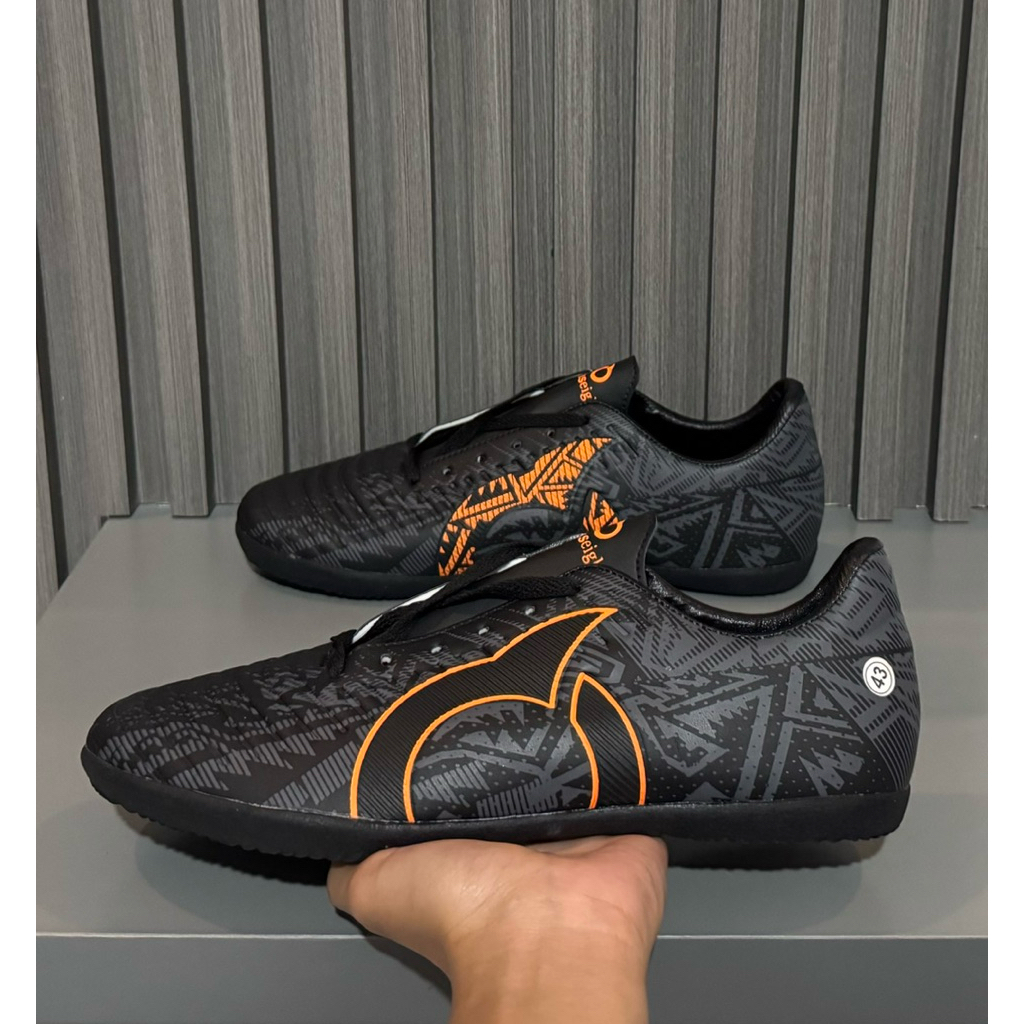 Sepatu Futsal Ortus Volt In Bonus Kaoskaki (Size 39-43)