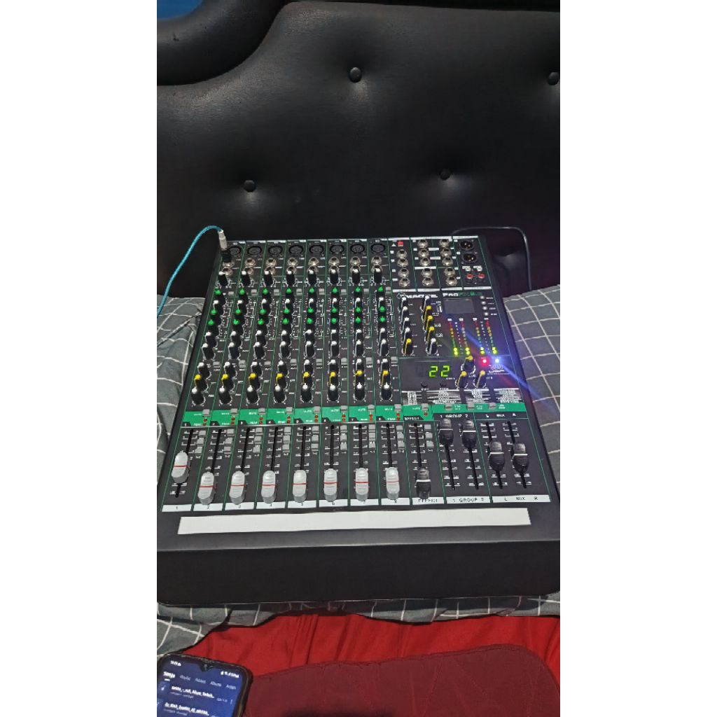 Mixer Mackie ProFX8 V3 (efek nyess poll)Kondisi Sperti Baru Normal Segel Kelengkapan Mixer dan Kabel