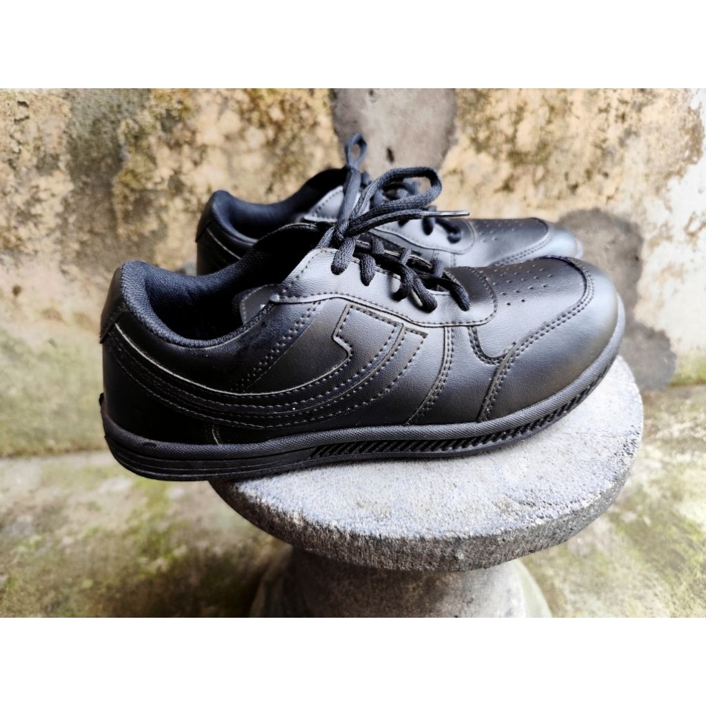 sepatu johnson