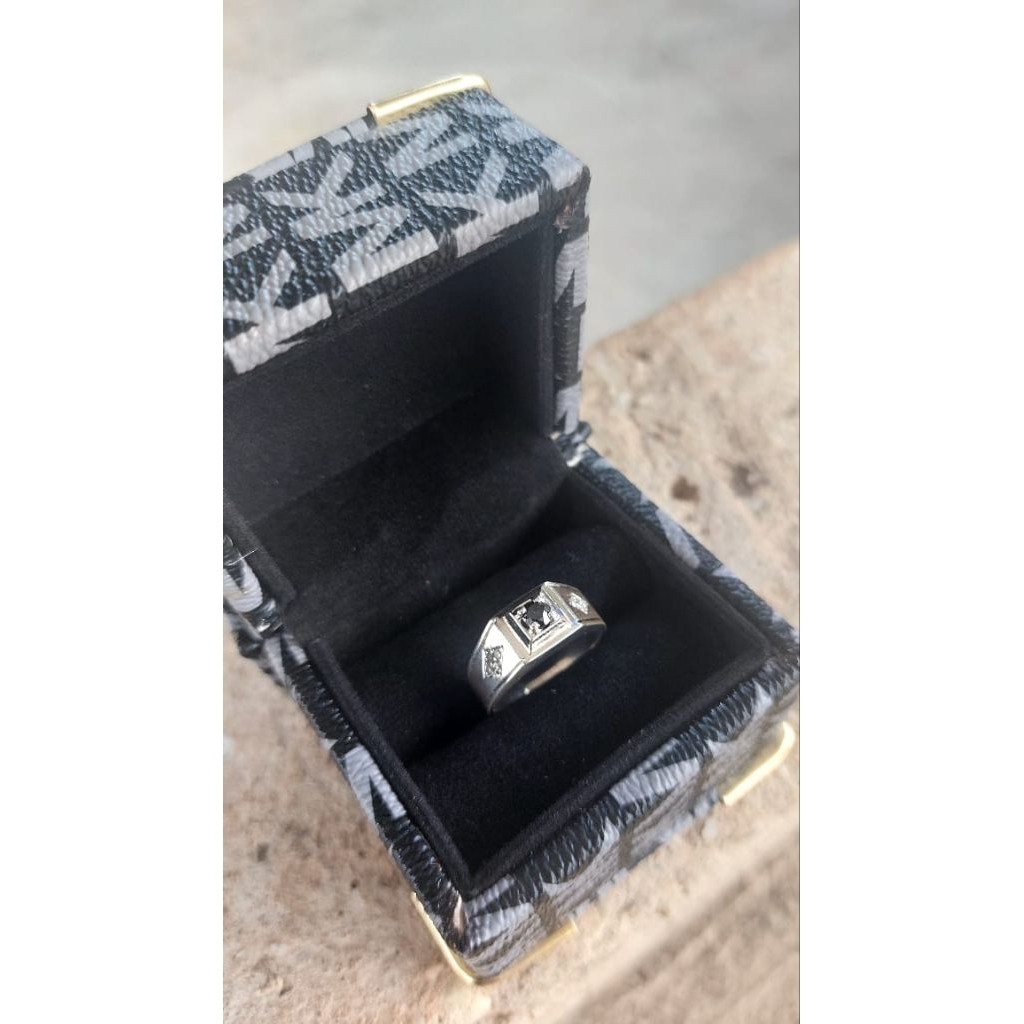 cincin perak pria mewah murah berlian asli/cincin simple elegan berlian hitam samping berlian putih