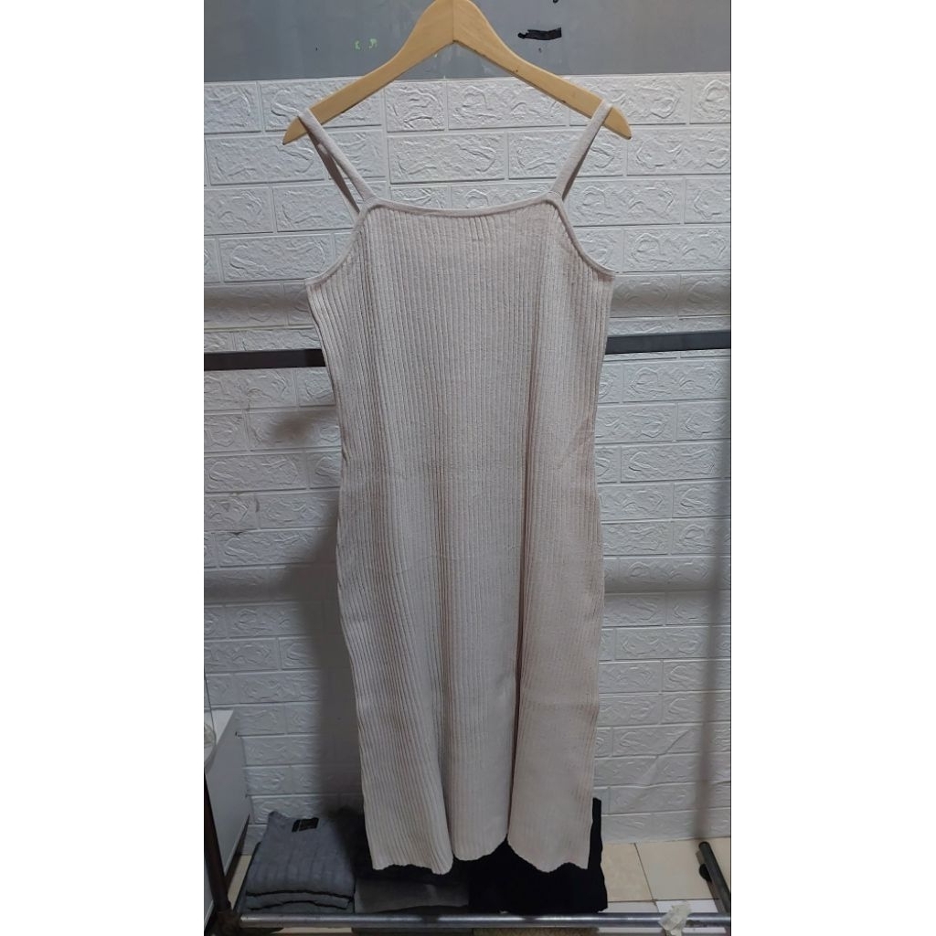 GU UNIQLO 
DRESS RAJUT KUTUNG LIDI TALI SIZE M BW