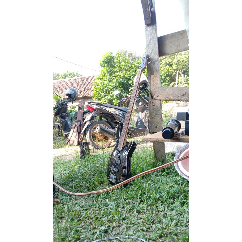 Satu set Alat music, Gitar Bass Yamaha Trbx174, drum electrik yamaha dtx 400, efek stombox