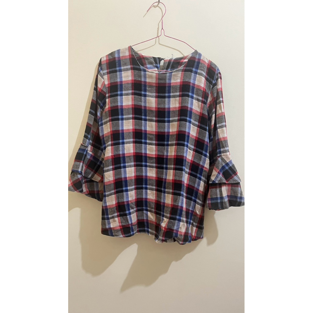 Blouse kotak lengan ruffle terompet