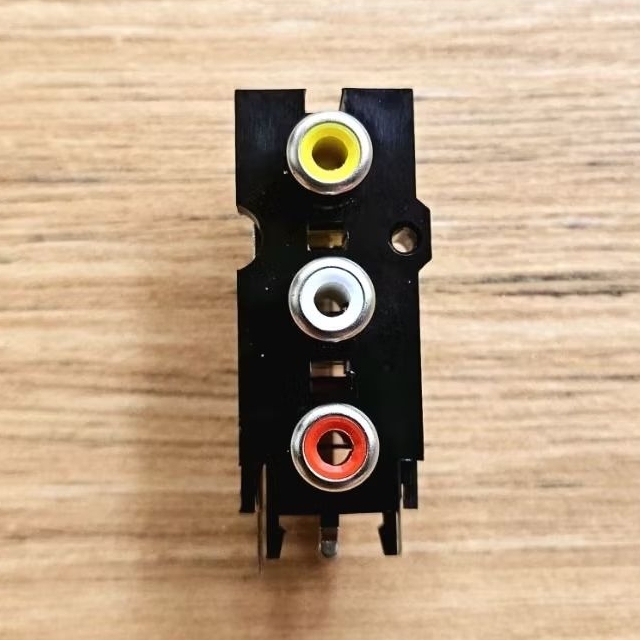 SOKET/COLOKAN RCA 3 LUBANG ORIGINAL POLYTRON MERAH PUTIH KUNING 5X2 CM