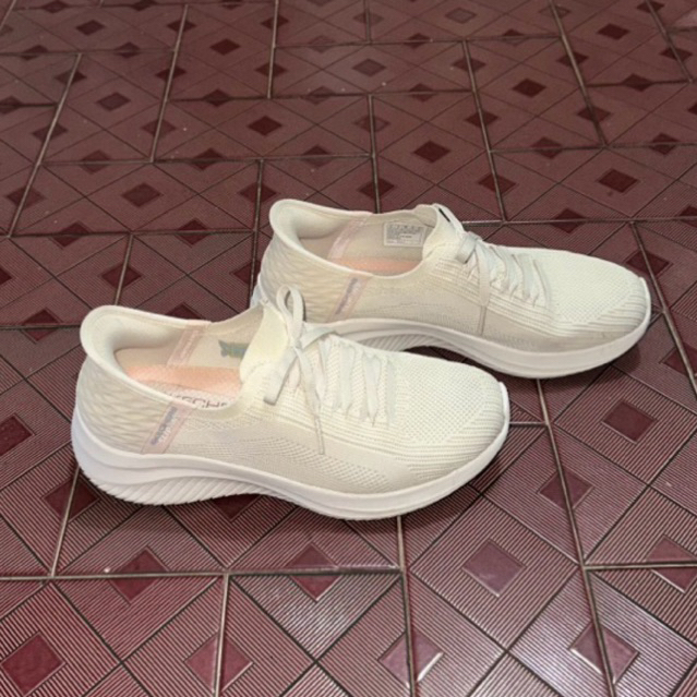 SEPATU WANITA SKECHERS SLIP INS AIR COOLED MEMORY FOAM CREME KREM (PRELOVED)