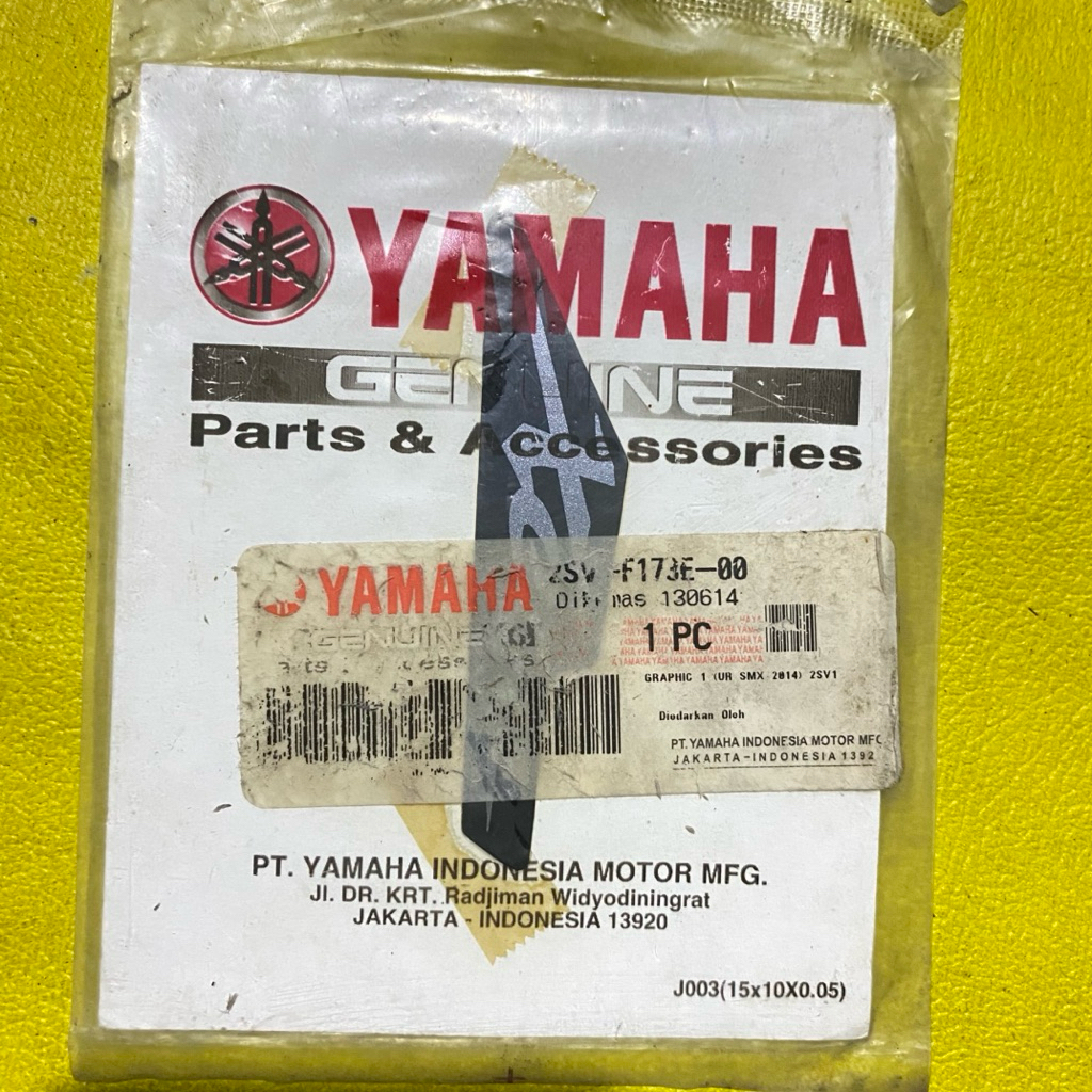 Striping stiker bagian body belakang Yamaha Xeon GT 125 2014 hitam original YGP 2SV-F173E-00