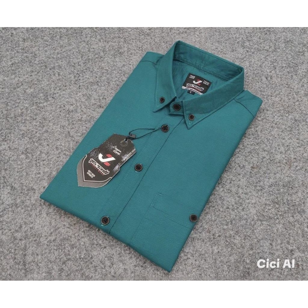 kemeja pria polos lengan pendek warna hijau emerald green katun sigaret premium.kemeja pria polos si