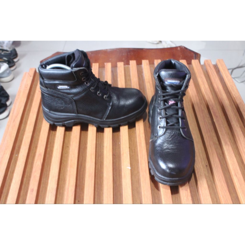 Sepatu boot safety  kokoh keren kulit " Skechers" upper kulit asli. insole keras kokoh .  size 39 up