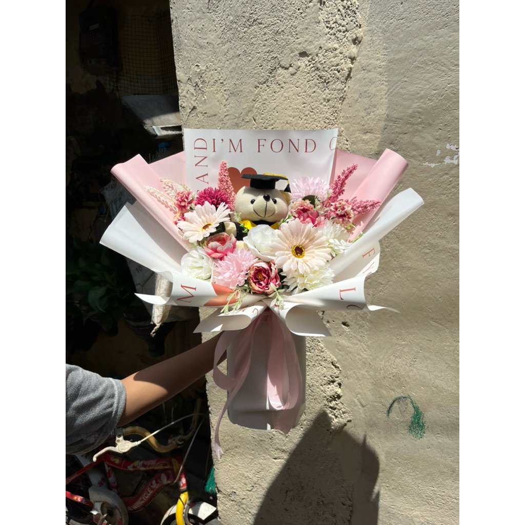 Bucket Wisuda Boneka dan Bunga Surabaya / Bucket Bunga Wisuda Surabaya / Bucket Boneka Wisuda Suraba