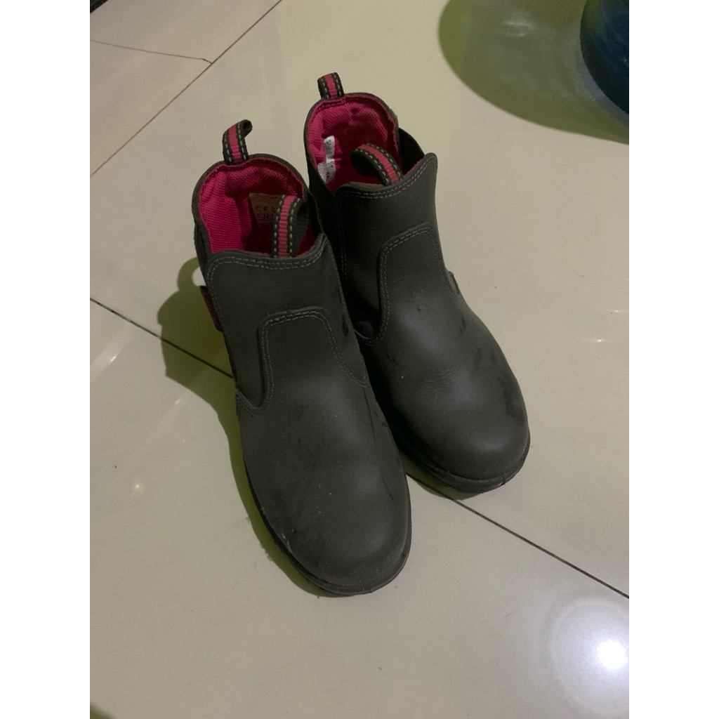 Preloved safety shoes cheetah wanita