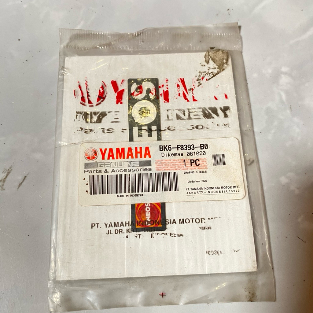 Striping stiker tulisan ENOS fairing depan Yamaha R15 monster Energy 2020 original YGP BK6-F8393-B0